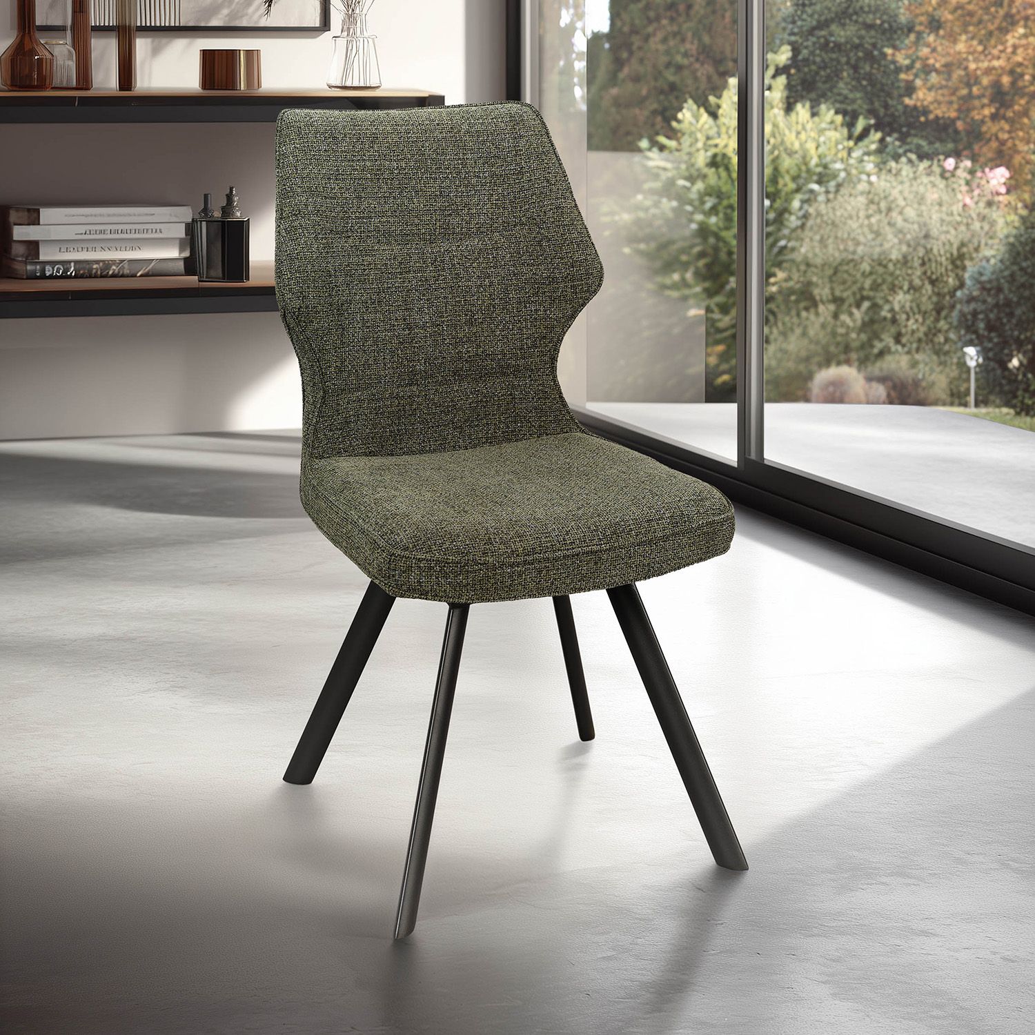 Chaise "Juliette" Assise et dossier tissu couleur VERT Bouteille N°134 Piètement fer finition époxy gris anthracite Composition tissu : 100% polyester - Hauteur assise 49cm Martindale : 40000 - résistance lumière : >4 - Densité mousse PU : 28kg/m3 Structure : Tube fer et coque contreplaqué Livrée démontée - Emballée par 2 L.: 47 - H.: 91 - P.: 62,5 - 8,6 Kgs