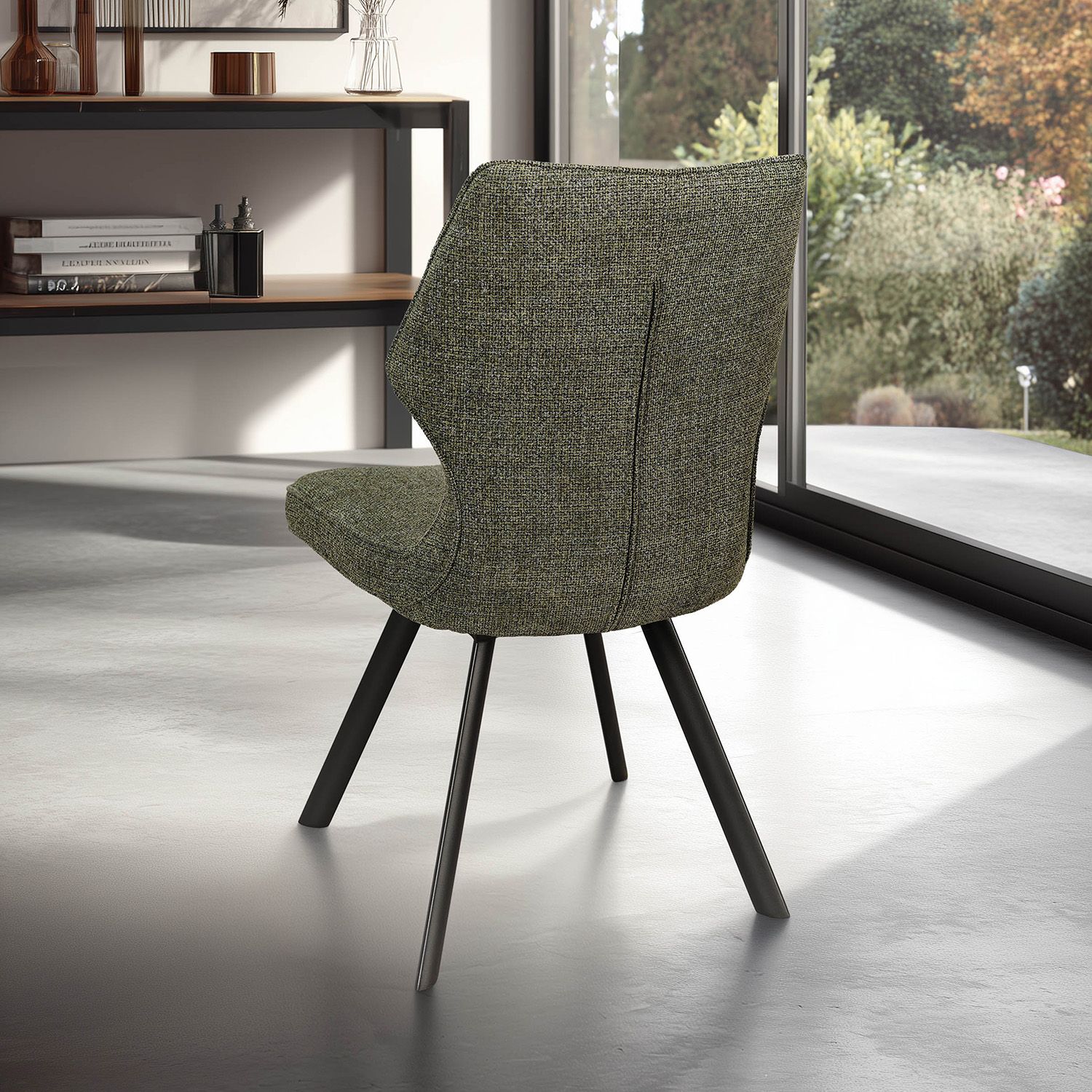 Chaise "Juliette" Assise et dossier tissu couleur VERT Bouteille N°134 Piètement fer finition époxy gris anthracite Composition tissu : 100% polyester - Hauteur assise 49cm Martindale : 40000 - résistance lumière : >4 - Densité mousse PU : 28kg/m3 Structure : Tube fer et coque contreplaqué Livrée démontée - Emballée par 2 L.: 47 - H.: 91 - P.: 62,5 - 8,6 Kgs