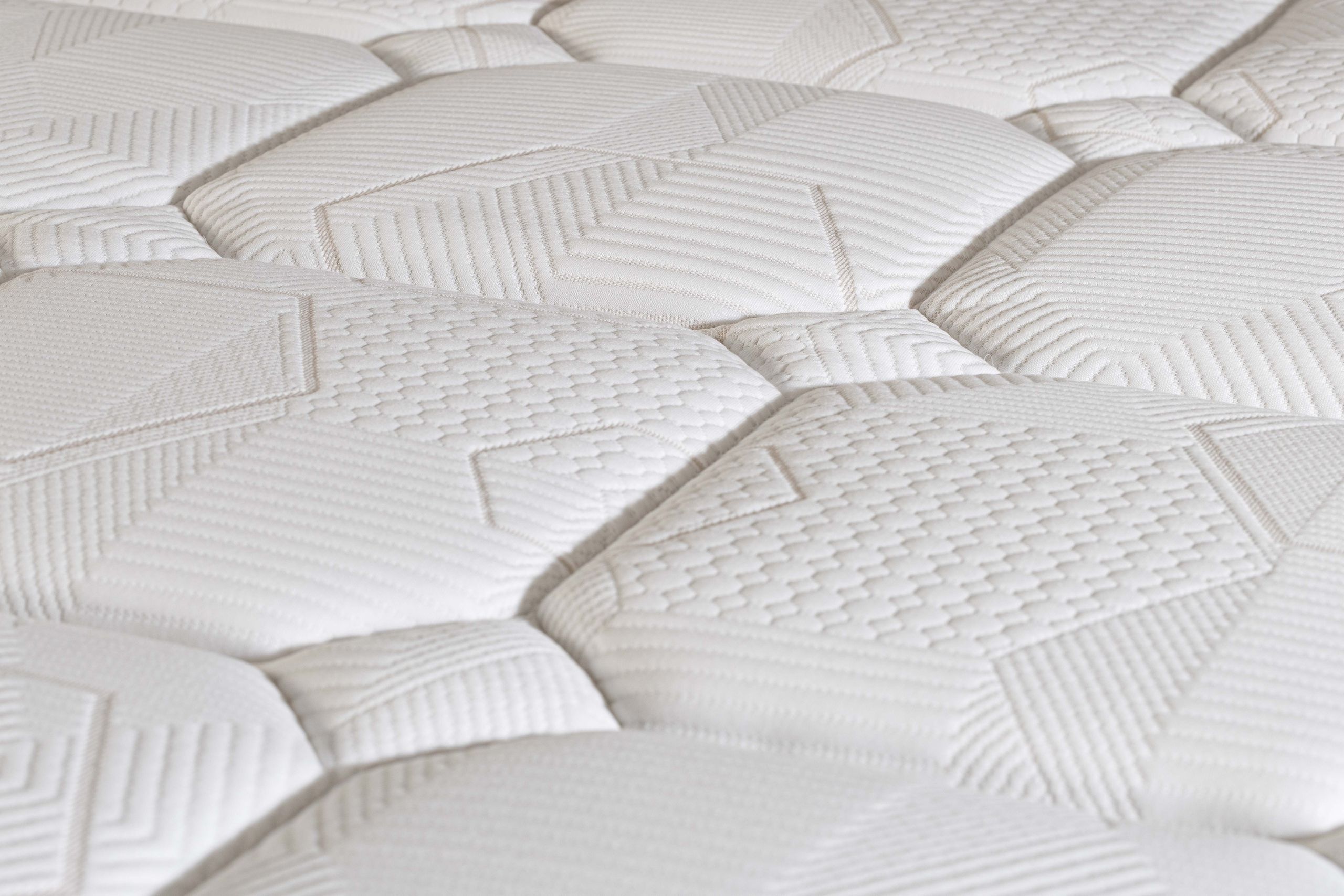 Ressorts ENSACHÉS 750 ressorts ensachés renforcés PÉRIPLUS (160x200 cm) Confort identique sur toute la surface de couchage Détails techniques Platebande brodée points ultrasons Coutil 100% polyester Galon coloris sable 4 poignées horizontales 2 Aérateurs Duvivier AIR SYSTEM® Fabrication 100% française Ce matelas est intégralement fabriqué dans notre usine de Mortagne sur Sèvre (85)