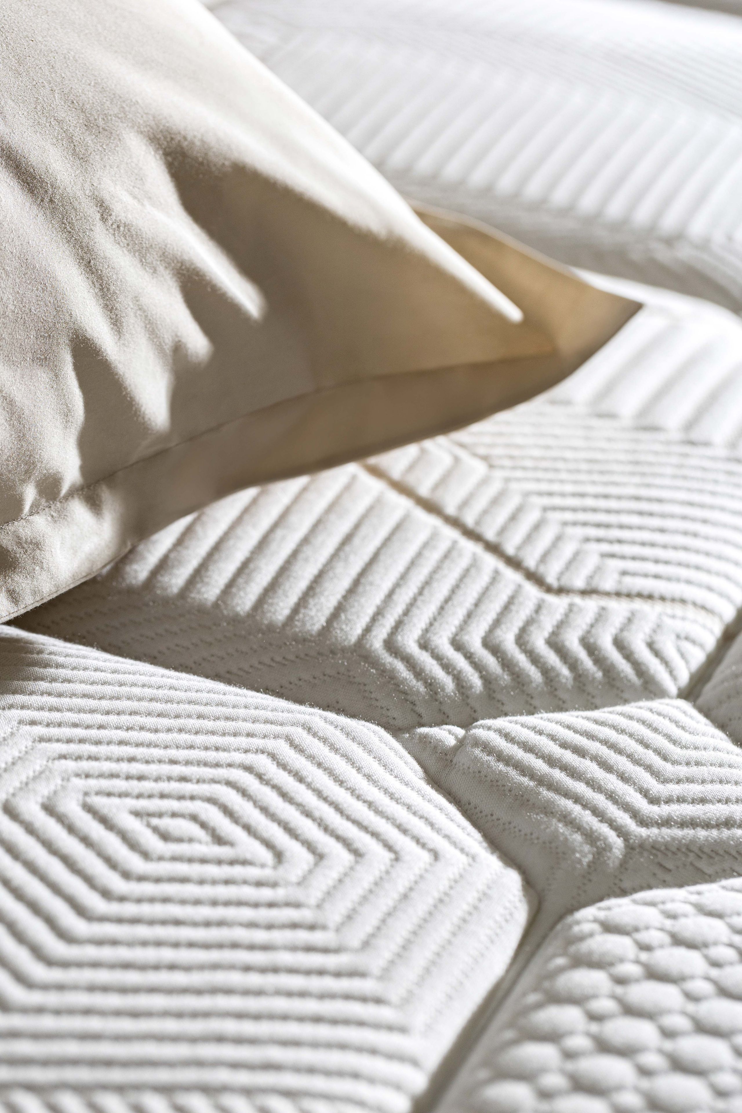 Ressorts ENSACHÉS 750 ressorts ensachés renforcés PÉRIPLUS (160x200 cm) Confort identique sur toute la surface de couchage Détails techniques Platebande brodée points ultrasons Coutil 100% polyester Galon coloris sable 4 poignées horizontales 2 Aérateurs Duvivier AIR SYSTEM® Fabrication 100% française Ce matelas est intégralement fabriqué dans notre usine de Mortagne sur Sèvre (85)